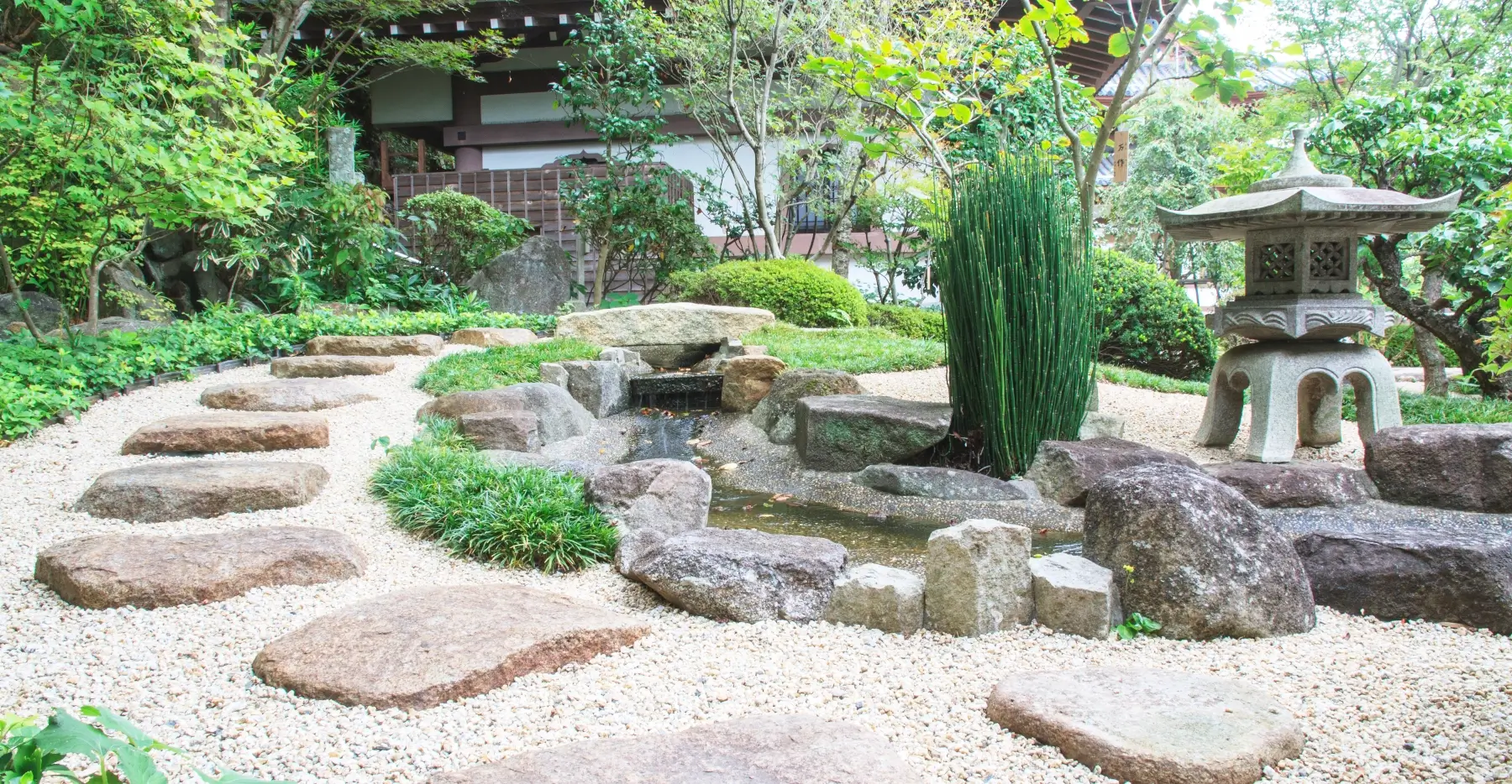 Créer un jardin zen japonais chez soi : toutes les étapes !